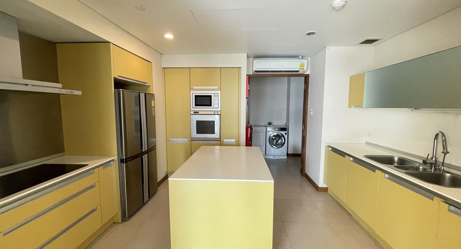 For rent 3 bedrooms condo in Pathum Wan, Bangkok