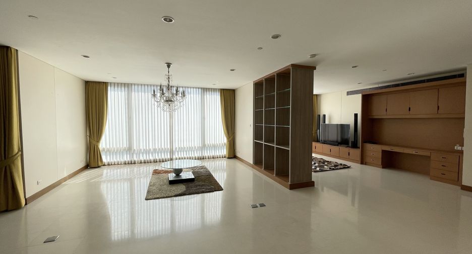For rent 3 bedrooms condo in Pathum Wan, Bangkok