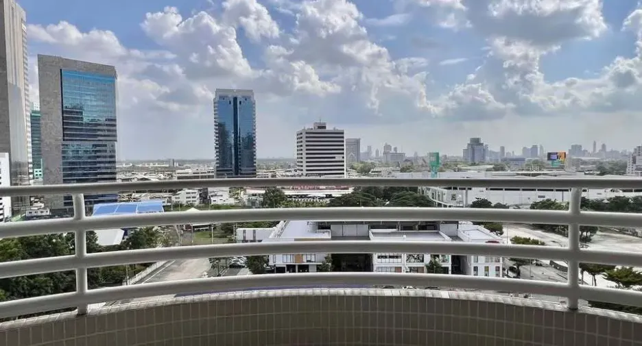 For rent 3 bedrooms condo in Khlong Toei, Bangkok