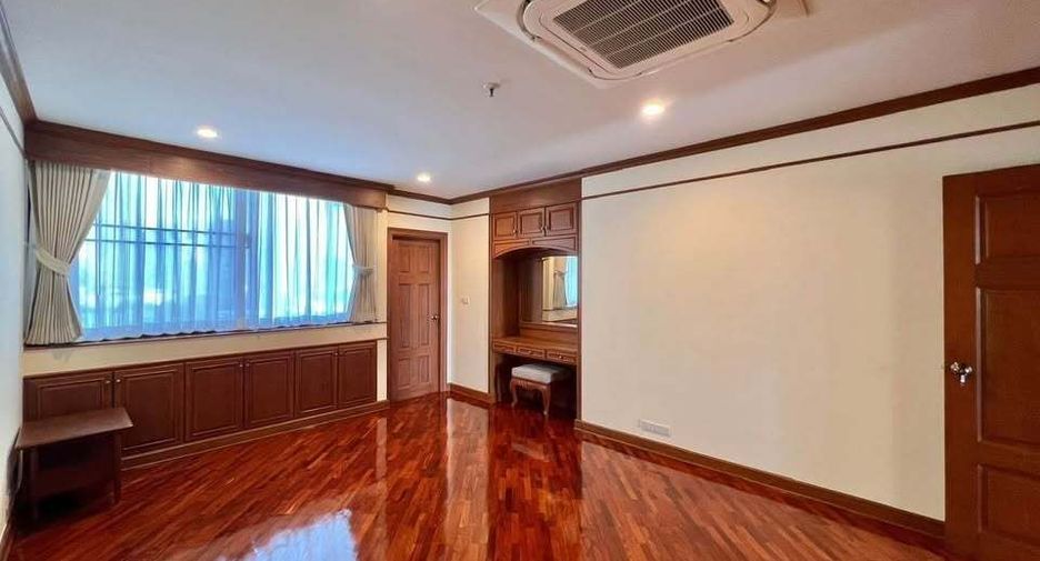For rent 3 bedrooms condo in Khlong Toei, Bangkok