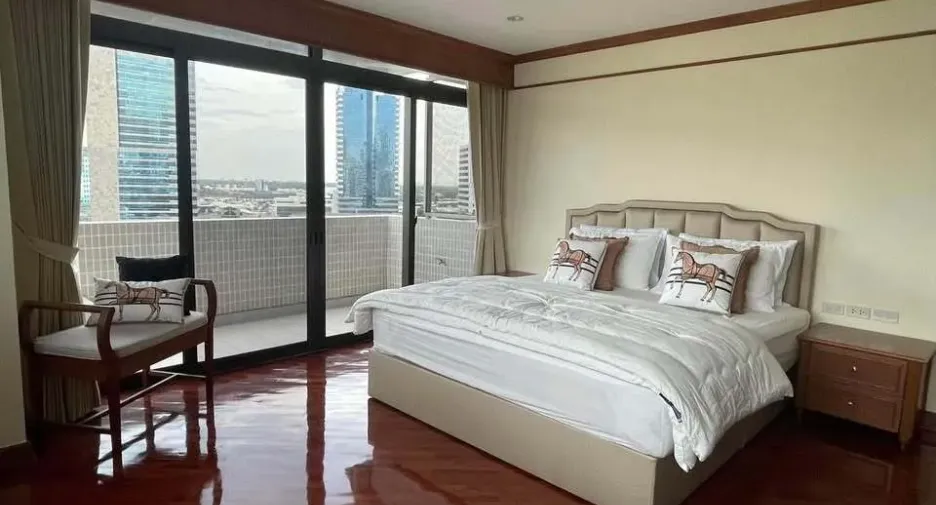 For rent 3 bedrooms condo in Khlong Toei, Bangkok
