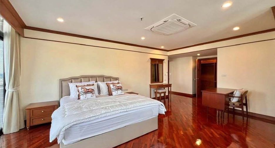 For rent 3 bedrooms condo in Khlong Toei, Bangkok