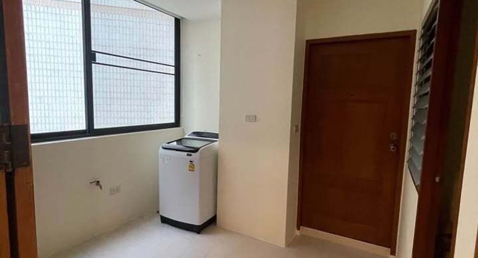 For rent 3 bedrooms condo in Khlong Toei, Bangkok