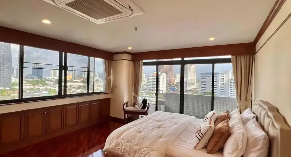 For rent 3 bedrooms condo in Khlong Toei, Bangkok