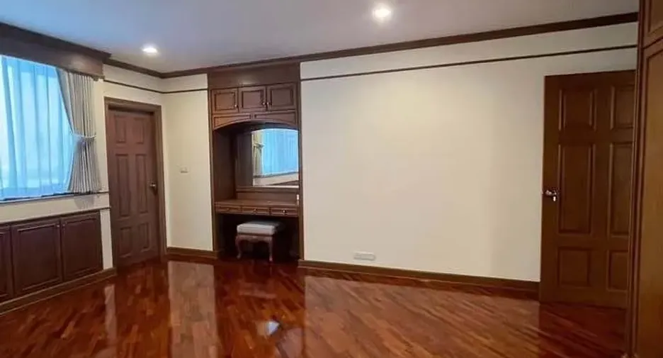 For rent 3 bedrooms condo in Khlong Toei, Bangkok