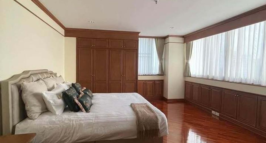For rent 3 bedrooms condo in Khlong Toei, Bangkok