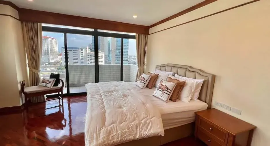 For rent 3 bedrooms condo in Khlong Toei, Bangkok