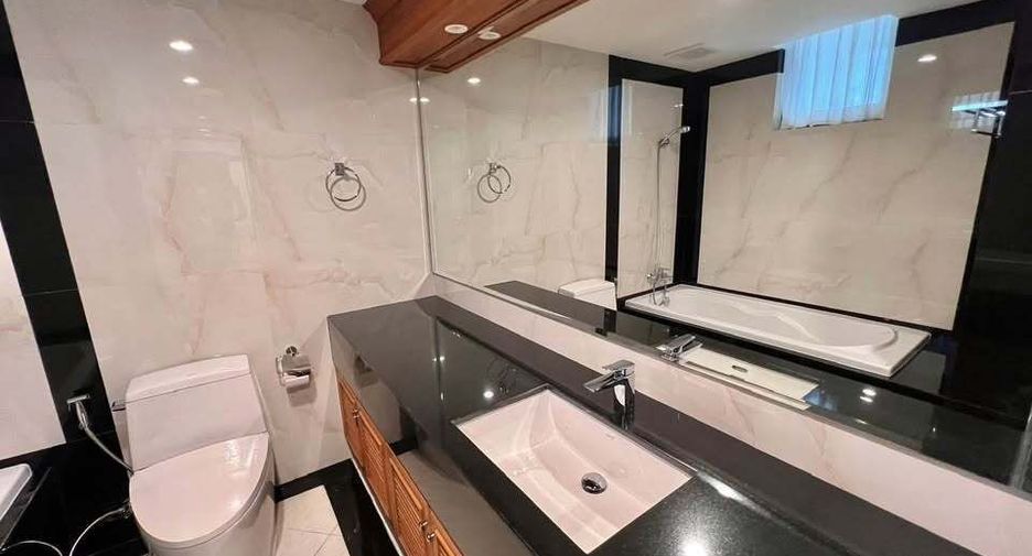 Condo en alquiler de 3 habitaciones en Khlong Toei, Bangkok