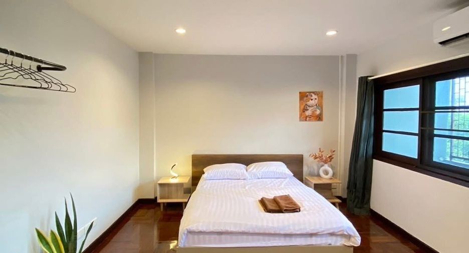 For rent 6 bedrooms townhouse in Watthana, Bangkok