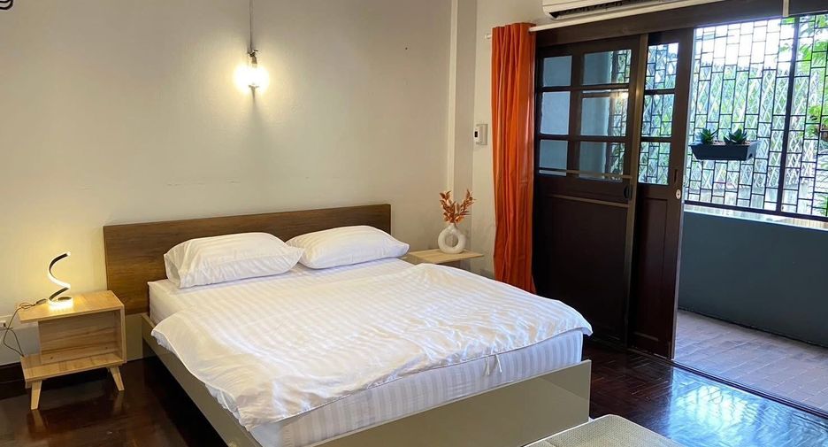 For rent 6 bedrooms townhouse in Watthana, Bangkok
