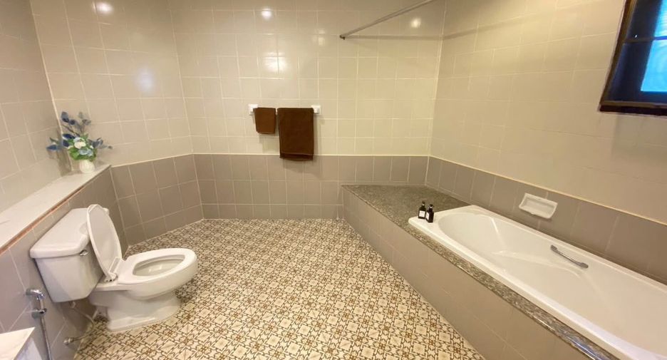 For rent 6 bedrooms townhouse in Watthana, Bangkok