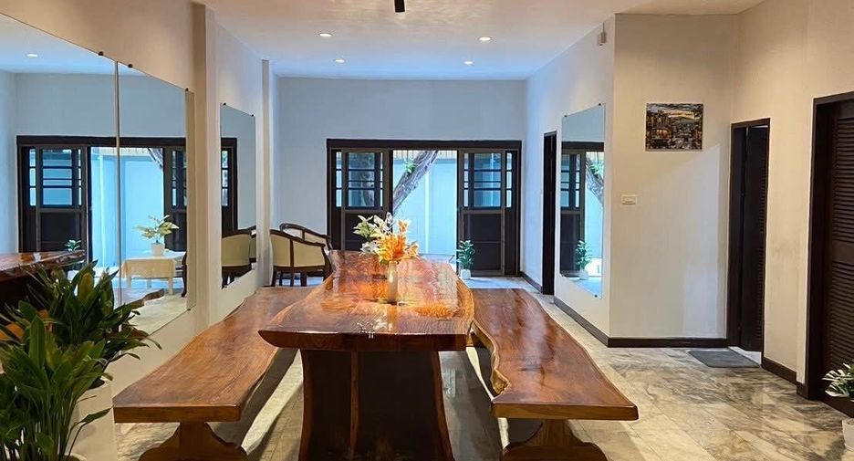 For rent 6 bedrooms townhouse in Watthana, Bangkok