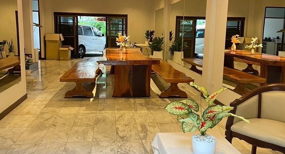 For rent 6 bedrooms townhouse in Watthana, Bangkok