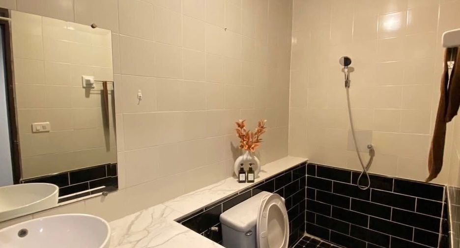 For rent 6 bedrooms townhouse in Watthana, Bangkok
