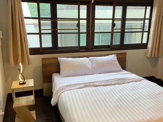For rent 6 bedrooms townhouse in Watthana, Bangkok