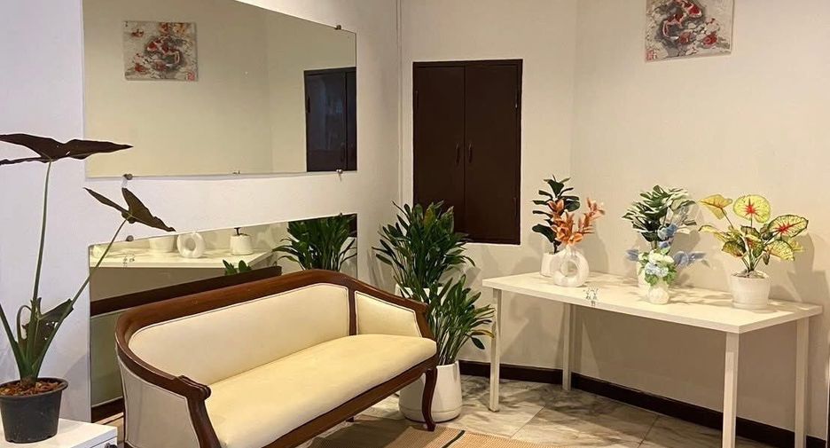 For rent 6 bedrooms townhouse in Watthana, Bangkok