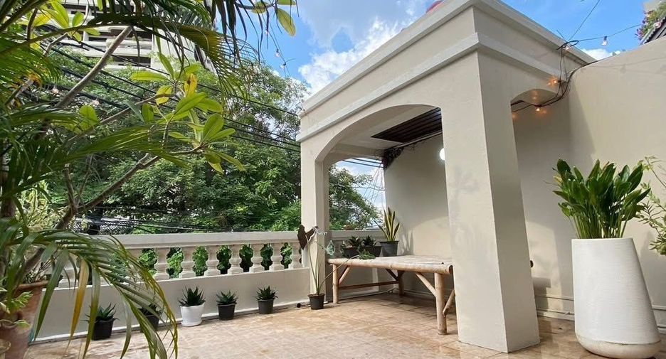 For rent 6 bedrooms townhouse in Watthana, Bangkok