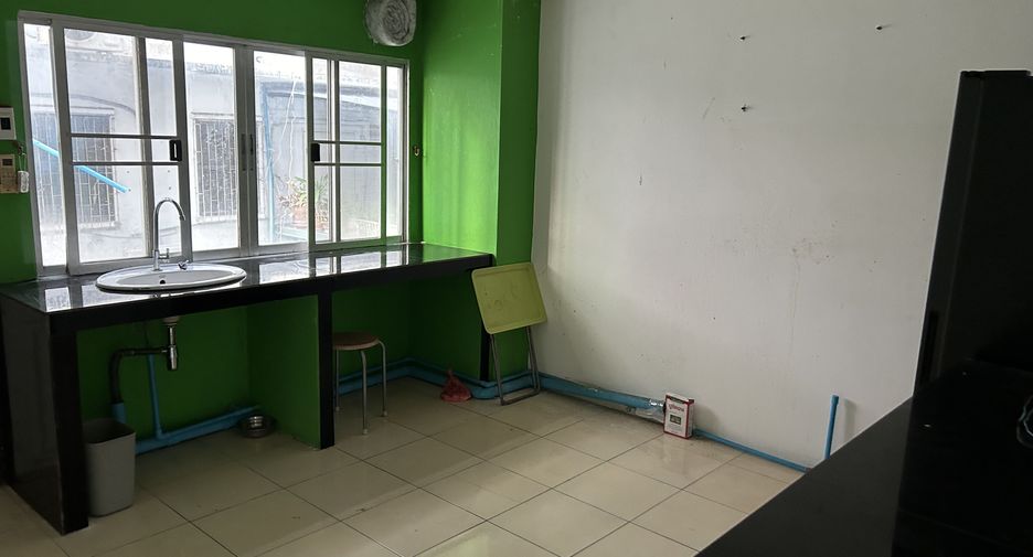 For rent 4 bedrooms townhouse in Prawet, Bangkok