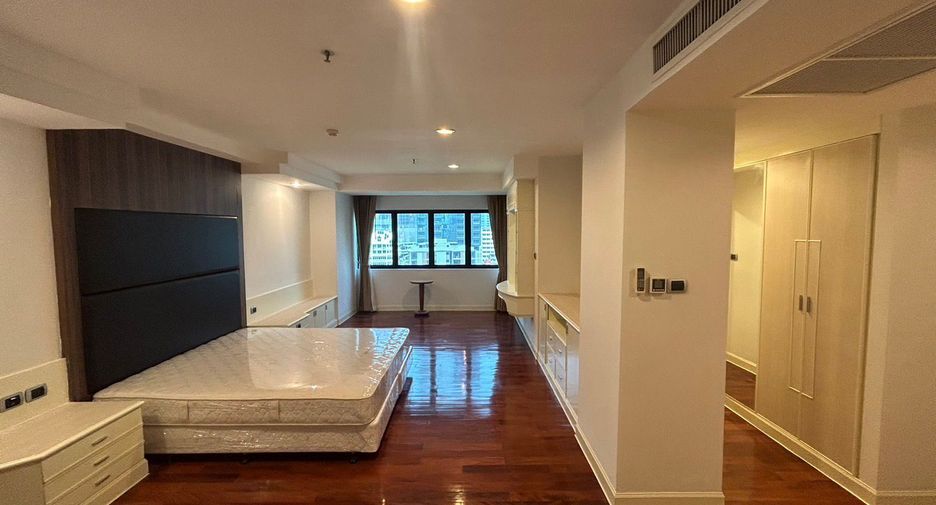 For rent 3 bedrooms apartment in Khlong Toei, Bangkok