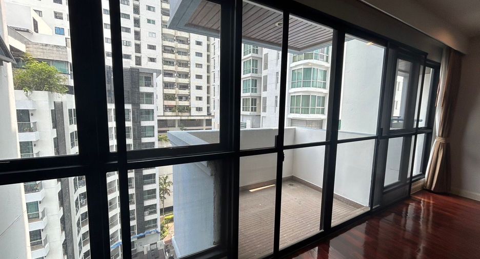 For rent 3 bedrooms apartment in Khlong Toei, Bangkok