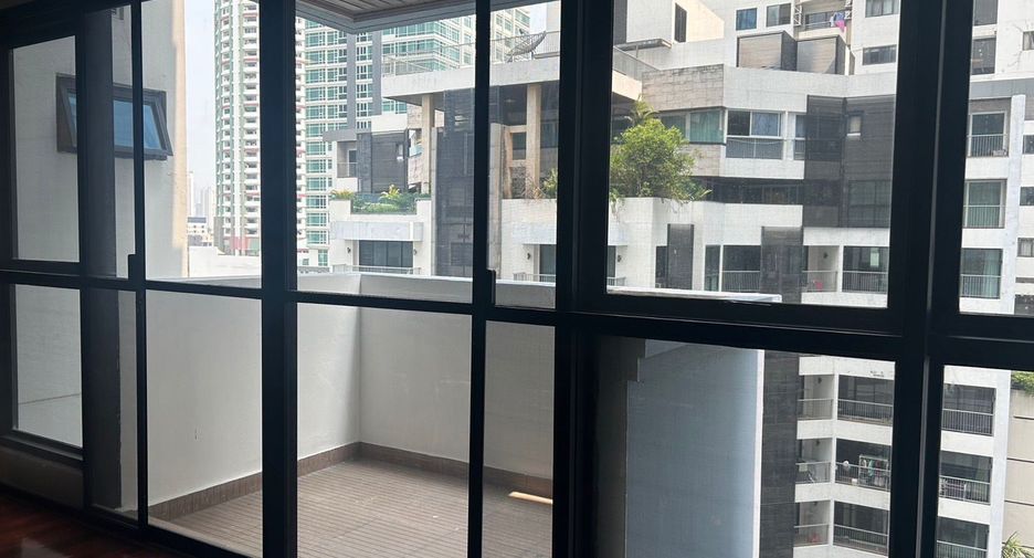 For rent 3 bedrooms apartment in Khlong Toei, Bangkok