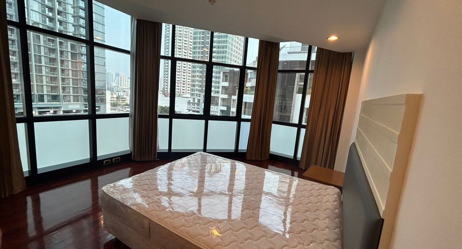 For rent 3 bedrooms apartment in Khlong Toei, Bangkok
