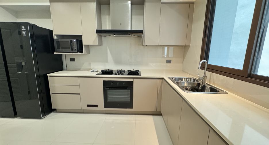 For rent 3 bedrooms apartment in Watthana, Bangkok