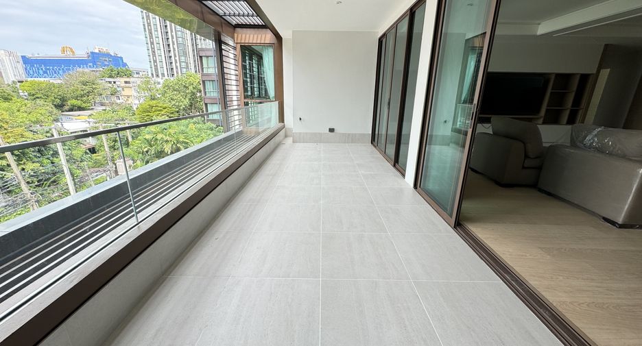 For rent 3 bedrooms apartment in Watthana, Bangkok