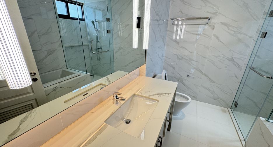 For rent 3 bedrooms apartment in Watthana, Bangkok