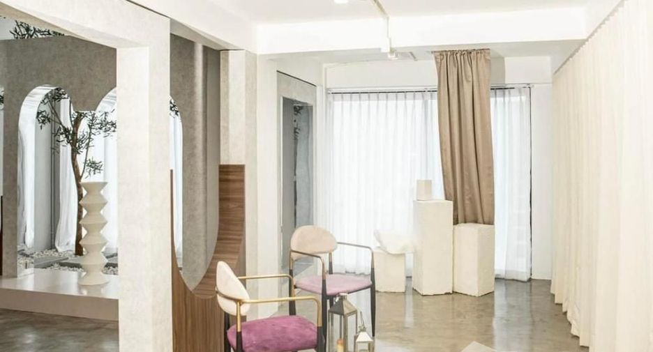 For rent retail Space in Pom Prap Sattru Phai, Bangkok