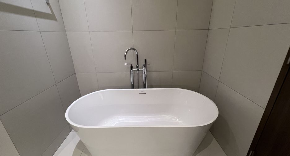For rent 3 bedrooms condo in Khlong Toei, Bangkok