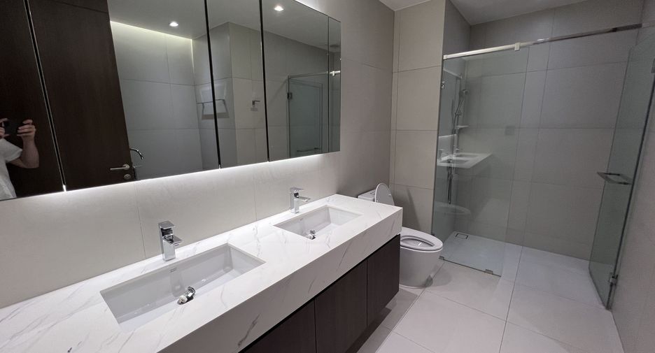 For rent 3 bedrooms condo in Khlong Toei, Bangkok