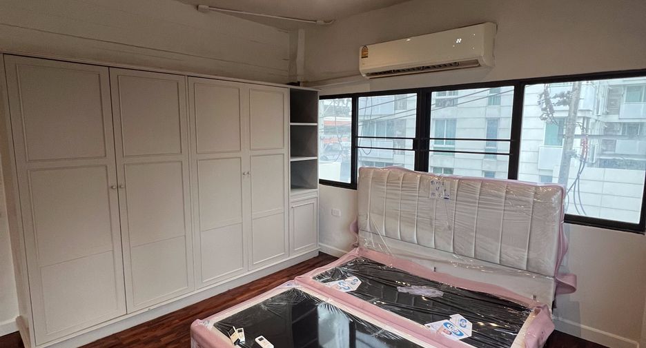 For rent 3 bedrooms condo in Watthana, Bangkok