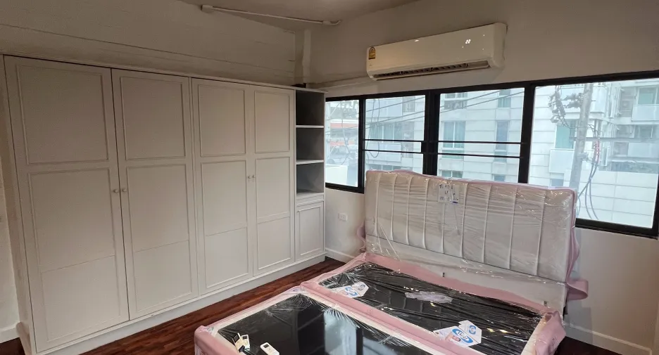 For rent 3 bedrooms condo in Watthana, Bangkok