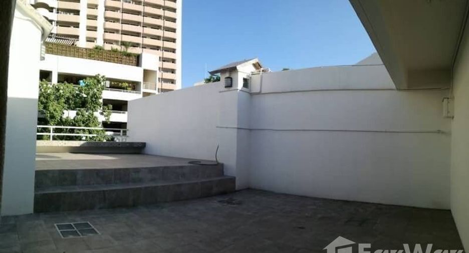 Casa adosada en alquiler de 3 habitaciones en Watthana, Bangkok