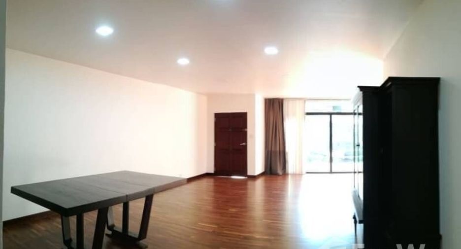 Casa adosada en alquiler de 3 habitaciones en Watthana, Bangkok