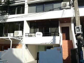 Casa adosada en alquiler de 3 habitaciones en Watthana, Bangkok
