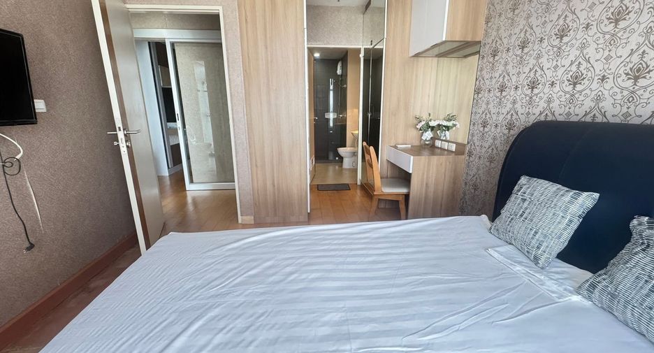 For rent 2 bedrooms condo in Bang Rak, Bangkok