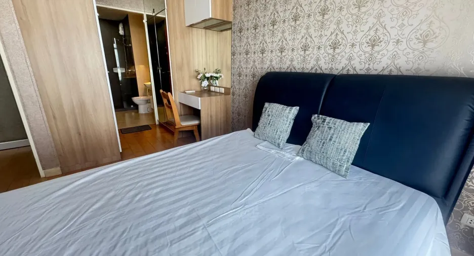 For rent 2 bedrooms condo in Bang Rak, Bangkok