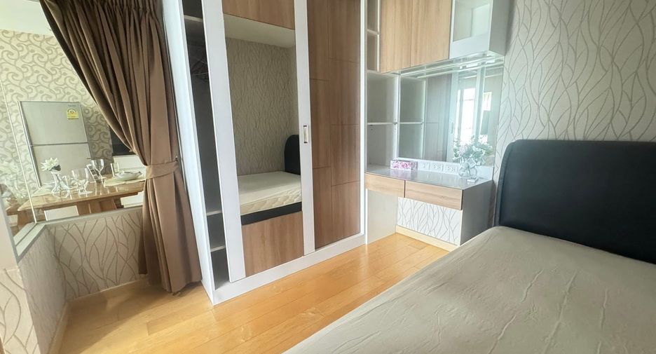 For rent 2 bedrooms condo in Bang Rak, Bangkok
