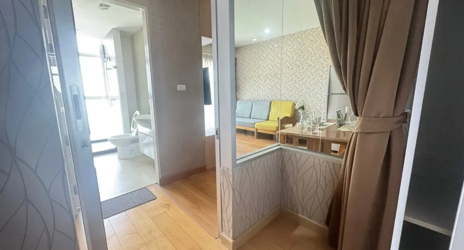 For rent 2 bedrooms condo in Bang Rak, Bangkok