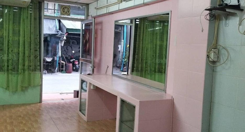 For rent 3 bedrooms townhouse in Watthana, Bangkok