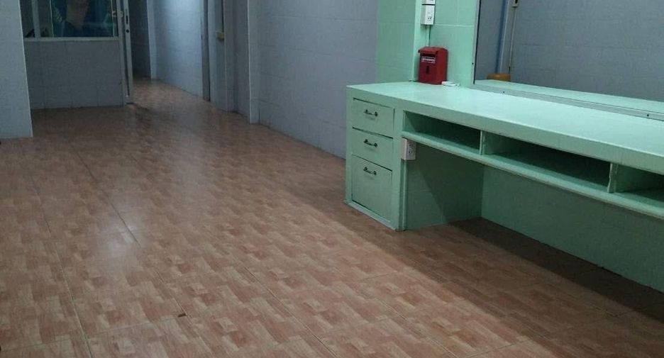 For rent 3 bedrooms townhouse in Watthana, Bangkok