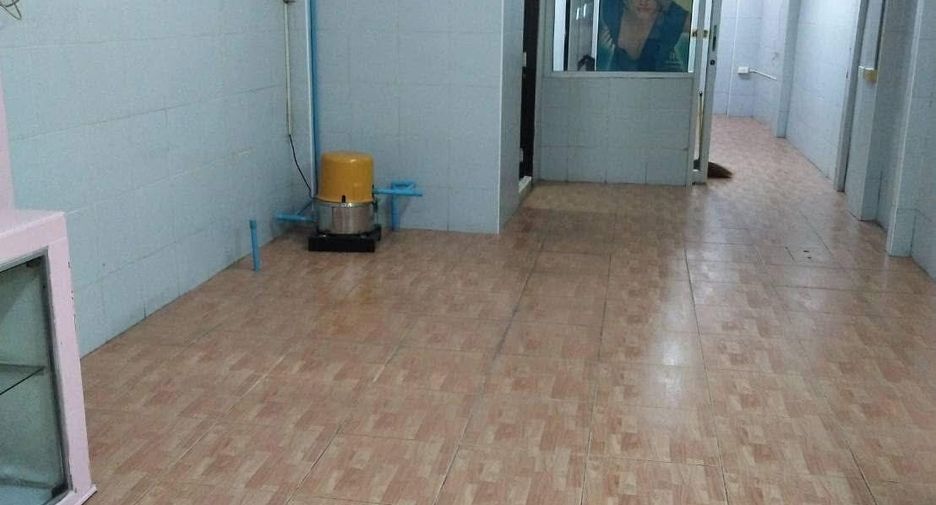 For rent 3 bedrooms townhouse in Watthana, Bangkok