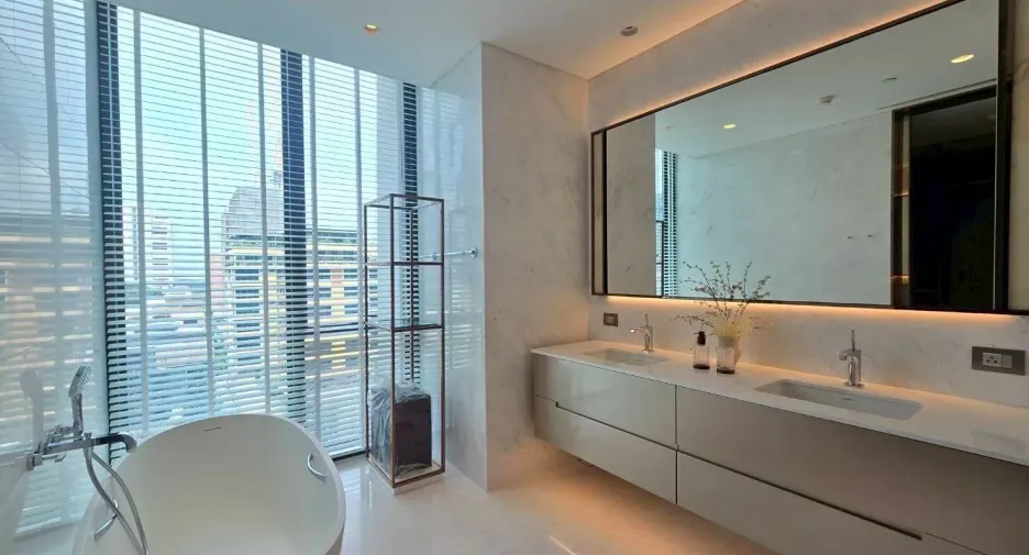 For rent 2 bedrooms condo in Pathum Wan, Bangkok