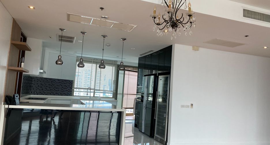 Condo en alquiler de 4 habitaciones en Khlong Toei, Bangkok