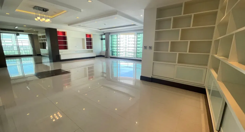 For rent 4 bedrooms condo in Khlong Toei, Bangkok