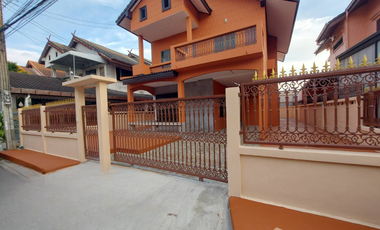 Casa en alquiler de 5 habitaciones en Bang Khen, Bangkok