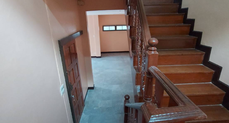 Casa en alquiler de 5 habitaciones en Bang Khen, Bangkok