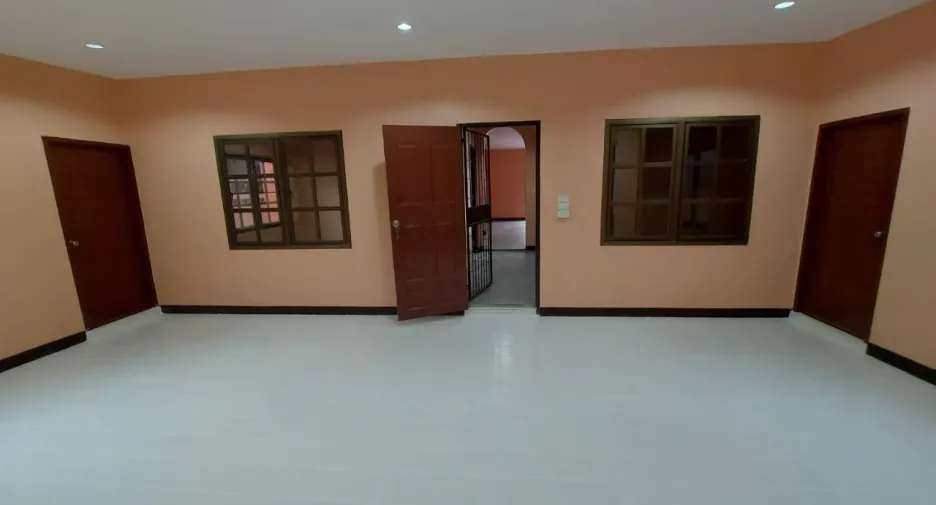 Casa en alquiler de 5 habitaciones en Bang Khen, Bangkok